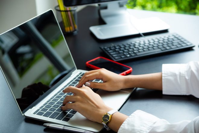 perbandingan MacBook dan laptop lain